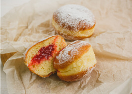 ПОНЧИК БЕРЛИНЕР С САХАРНОЙ ПУДРОЙ И С КОНФИТЮРОМ