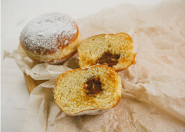 ПОНЧИК БЕРЛИНЕРС САХАРНОЙ ПУДРОЙ И СГУЩЕНКОЙ ВАРЕНОЙ